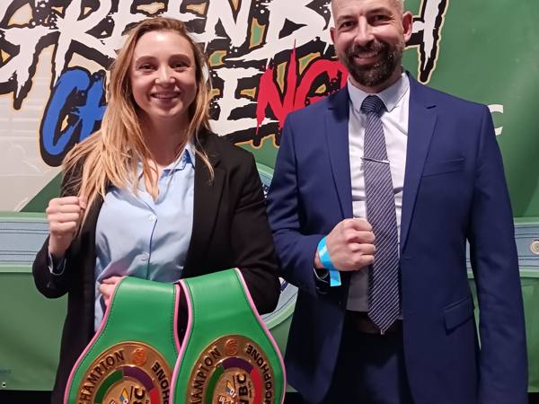 Avec une championne de boxe et ses ceintures
