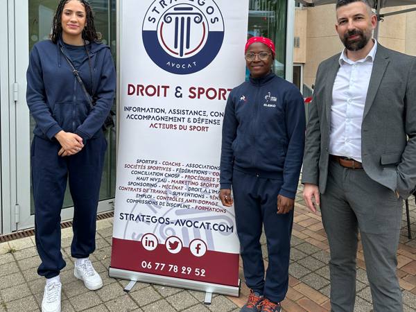 Le stand Strategos Avocat lors d'un événement sportif