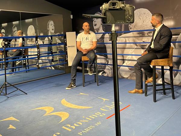 Tournage d'un entretien dans une salle de boxe