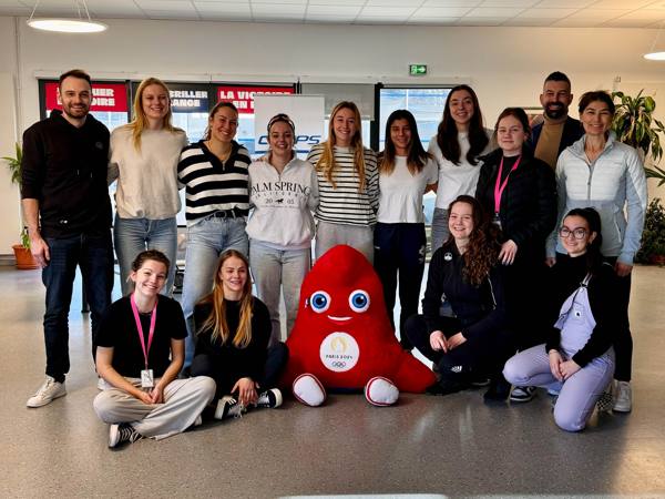 Rencontre avec des sportives et la mascotte des Jeux de Paris 2024
