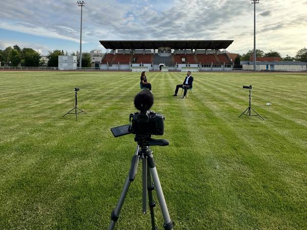 Tournage d'un entretien au stade