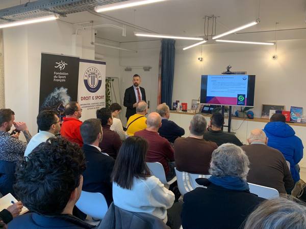 Conférence devant des dirigeants sportifs